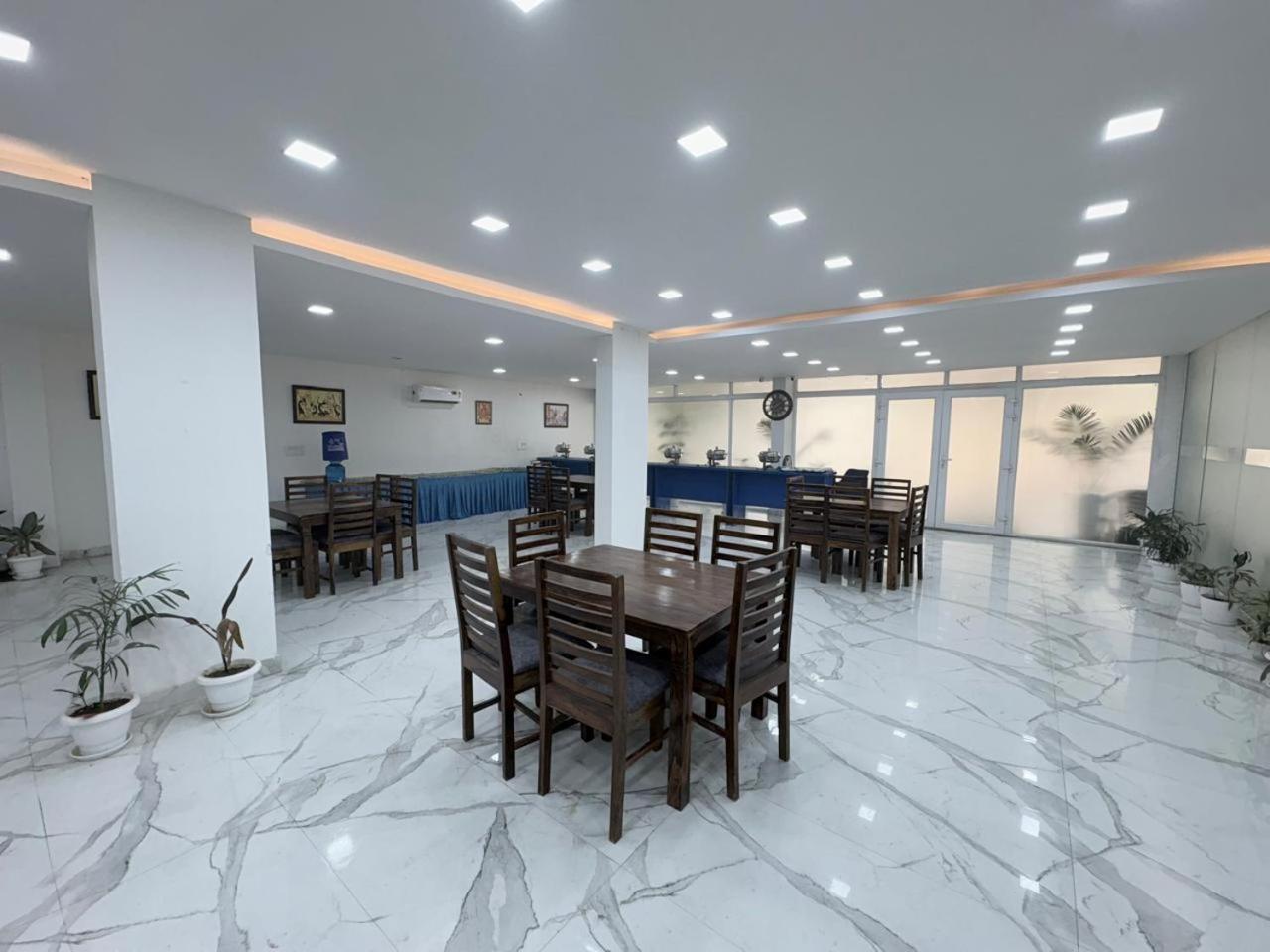 Pacific Inn Eco Central Gurgaon Bagian luar foto