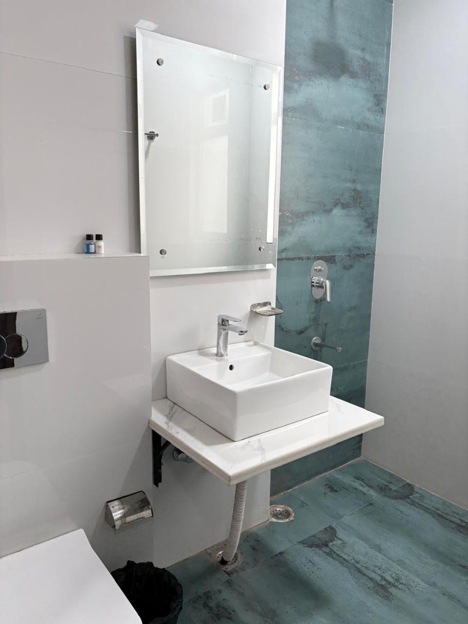 Pacific Inn Eco Central Gurgaon Bagian luar foto