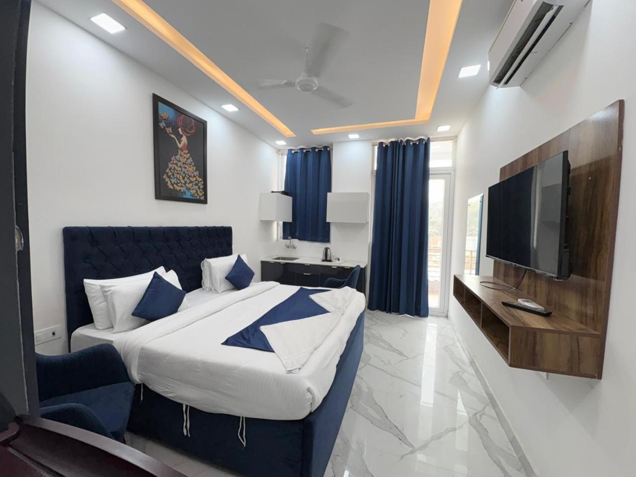 Pacific Inn Eco Central Gurgaon Bagian luar foto