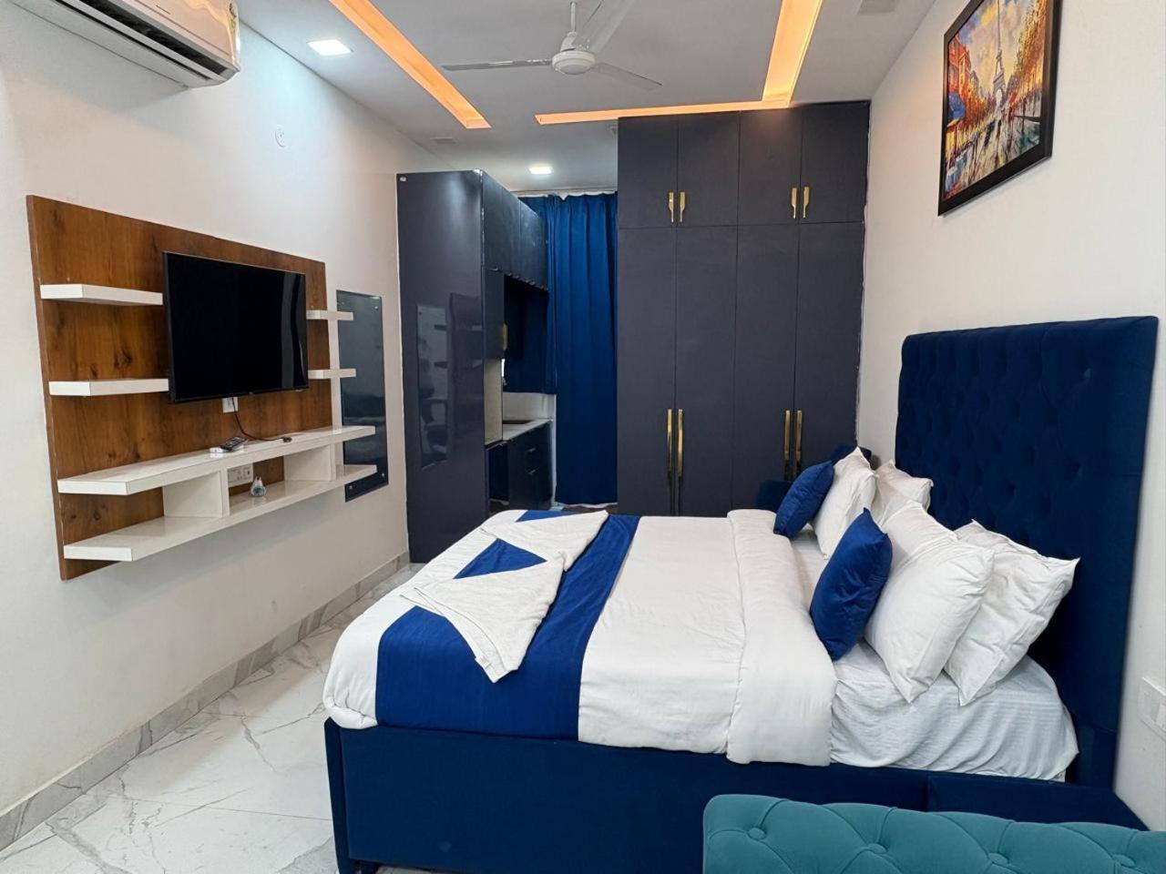 Pacific Inn Eco Central Gurgaon Bagian luar foto