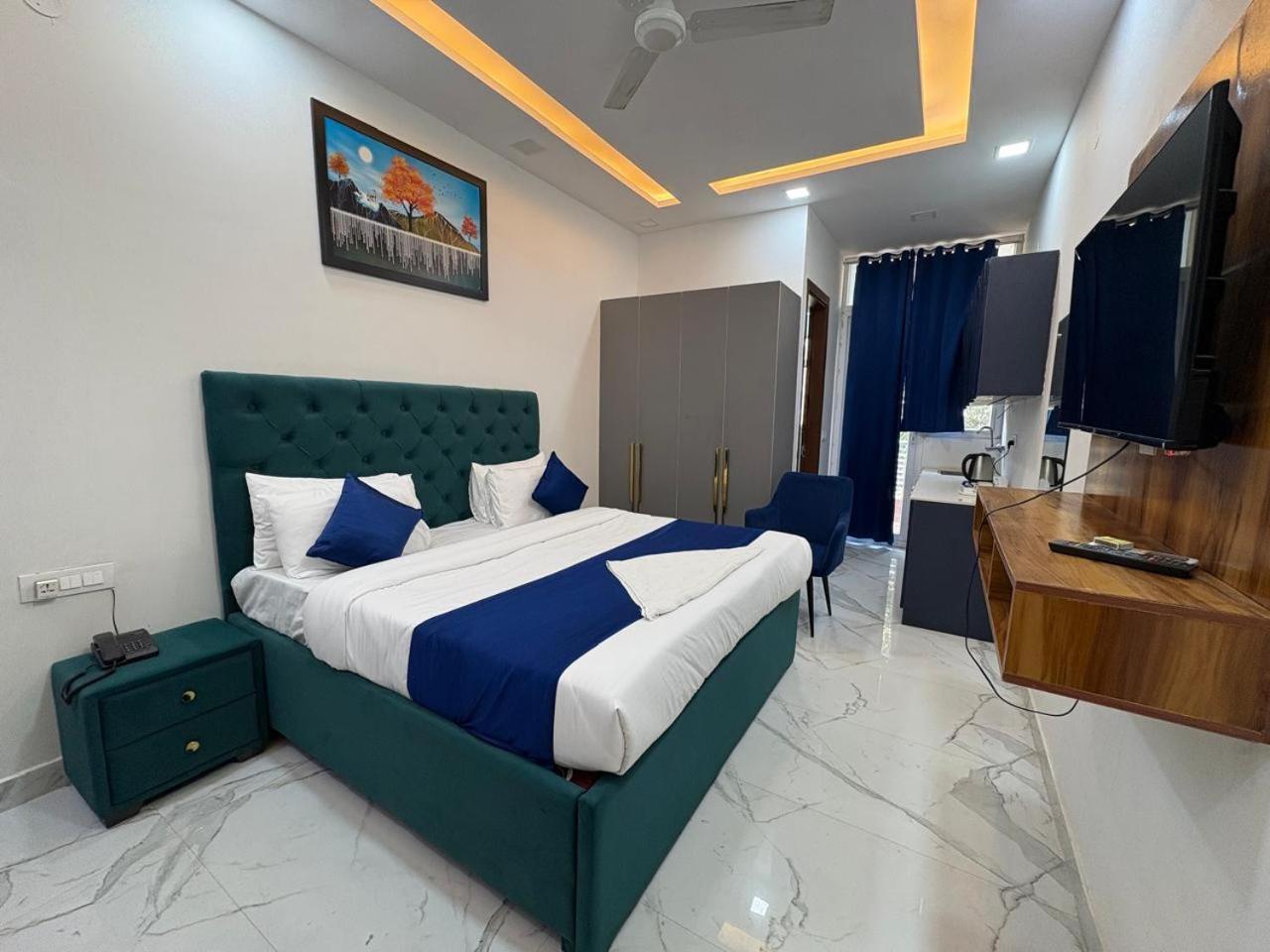 Pacific Inn Eco Central Gurgaon Bagian luar foto