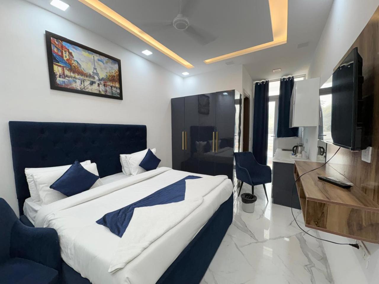 Pacific Inn Eco Central Gurgaon Bagian luar foto
