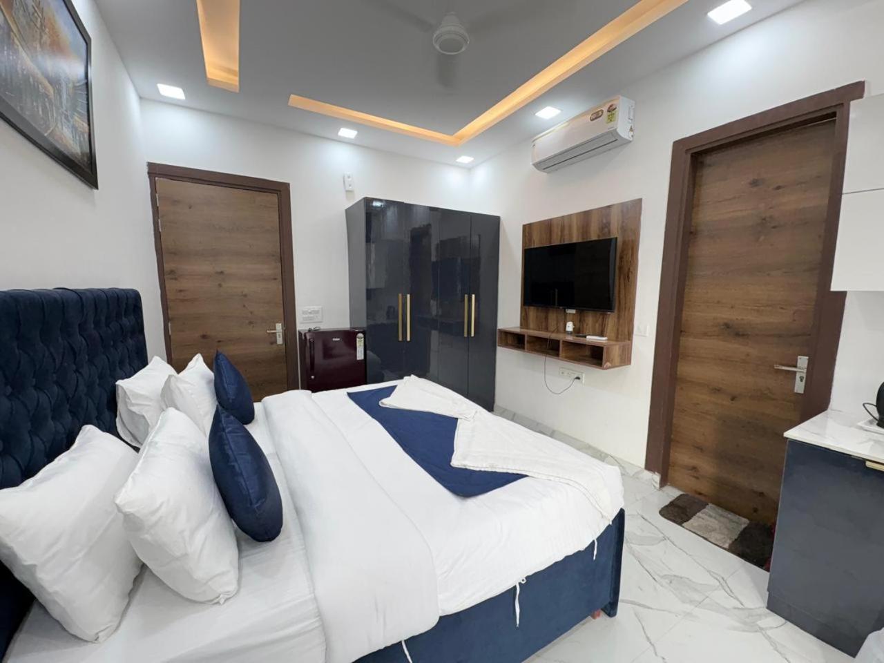 Pacific Inn Eco Central Gurgaon Bagian luar foto