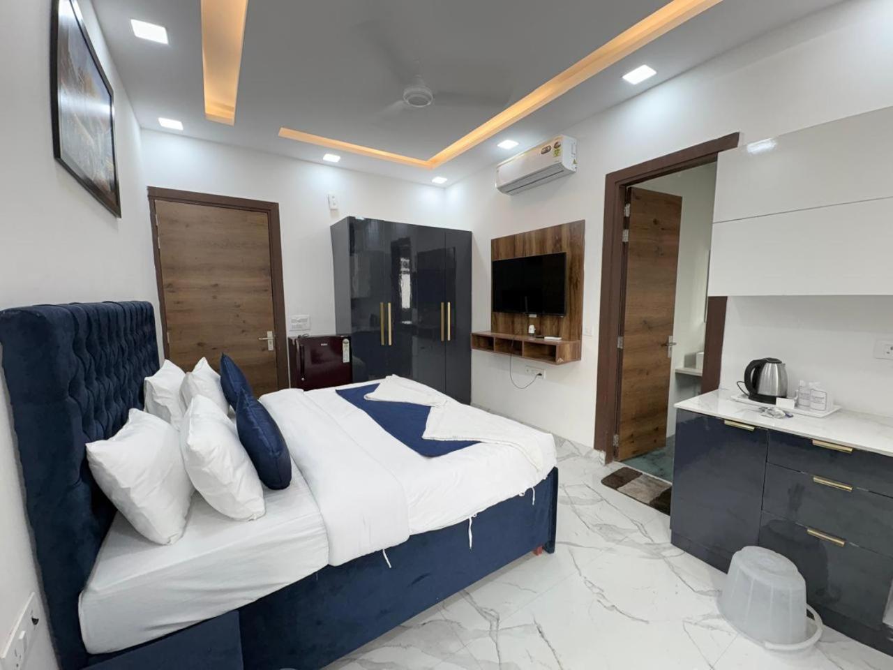 Pacific Inn Eco Central Gurgaon Bagian luar foto