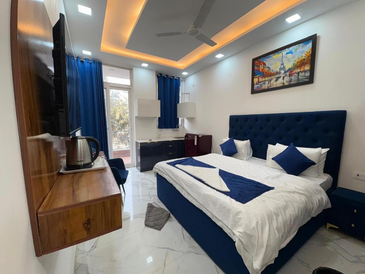 Pacific Inn Eco Central Gurgaon Bagian luar foto