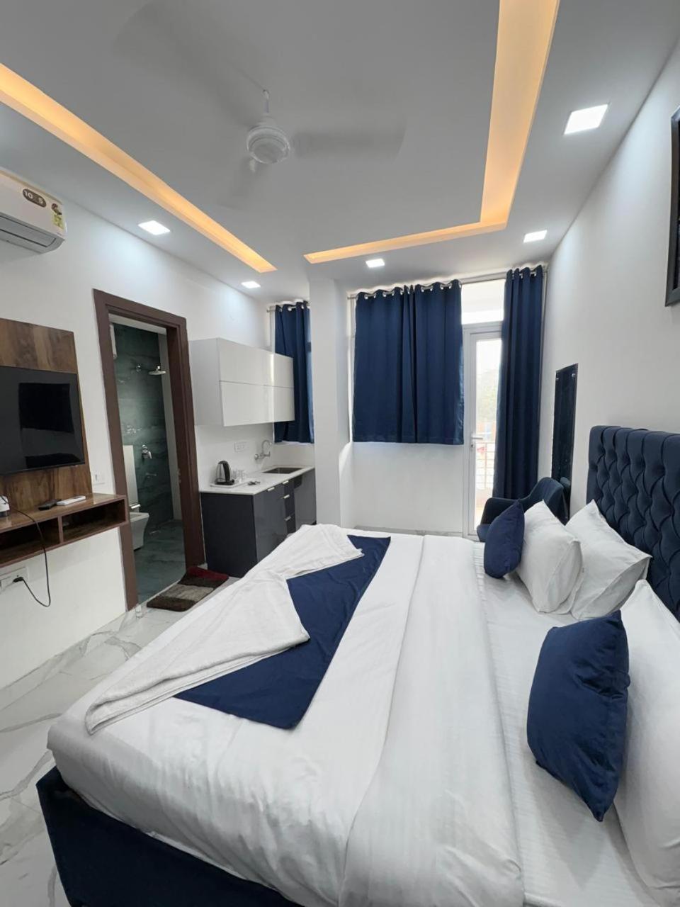 Pacific Inn Eco Central Gurgaon Bagian luar foto