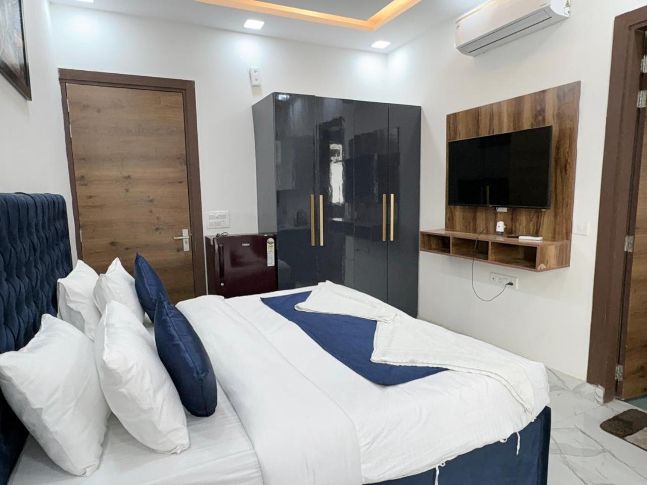 Pacific Inn Eco Central Gurgaon Bagian luar foto
