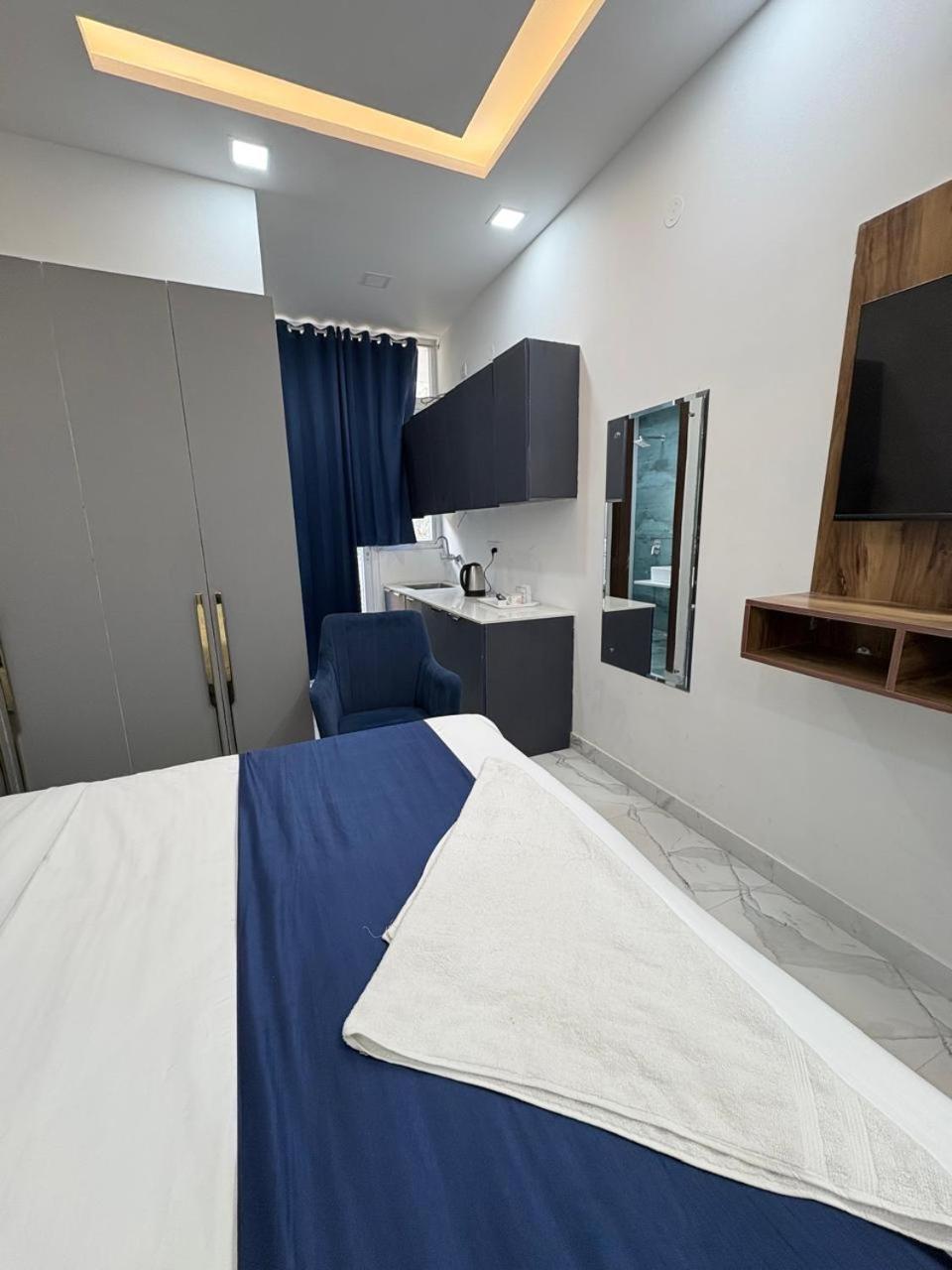 Pacific Inn Eco Central Gurgaon Bagian luar foto
