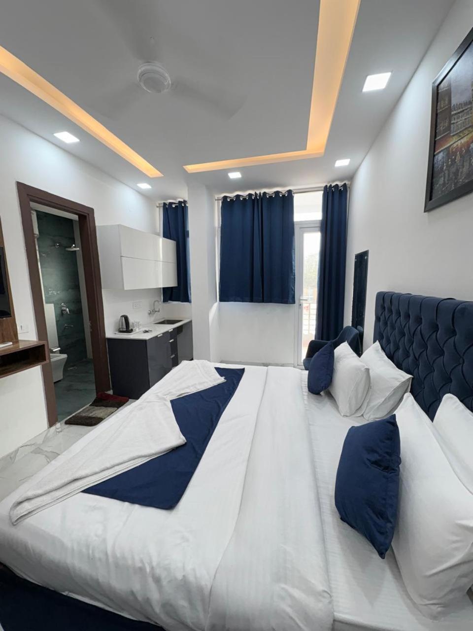 Pacific Inn Eco Central Gurgaon Bagian luar foto