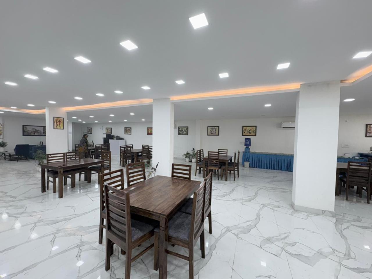 Pacific Inn Eco Central Gurgaon Bagian luar foto