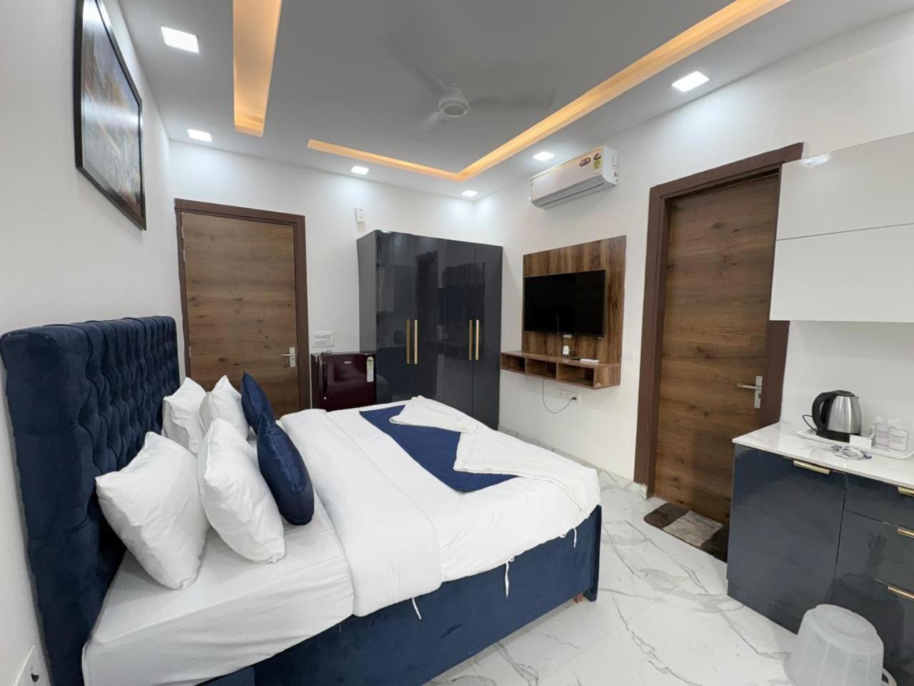 Pacific Inn Eco Central Gurgaon Bagian luar foto