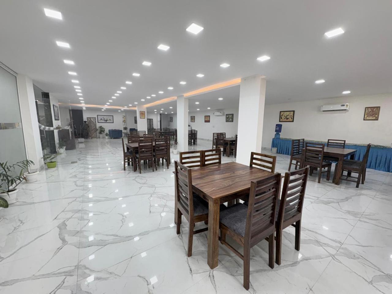 Pacific Inn Eco Central Gurgaon Bagian luar foto