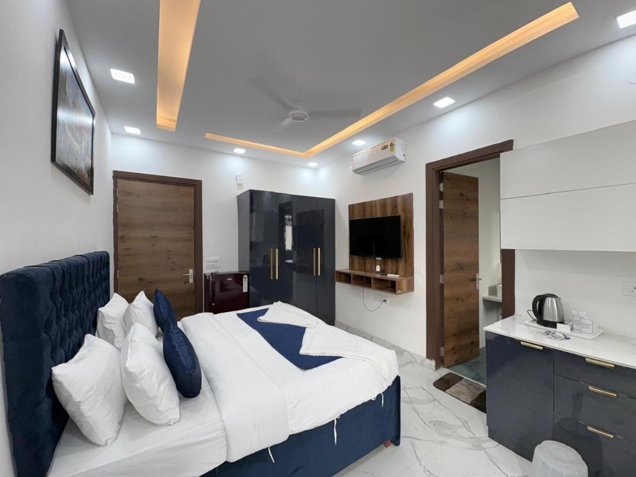 Pacific Inn Eco Central Gurgaon Bagian luar foto