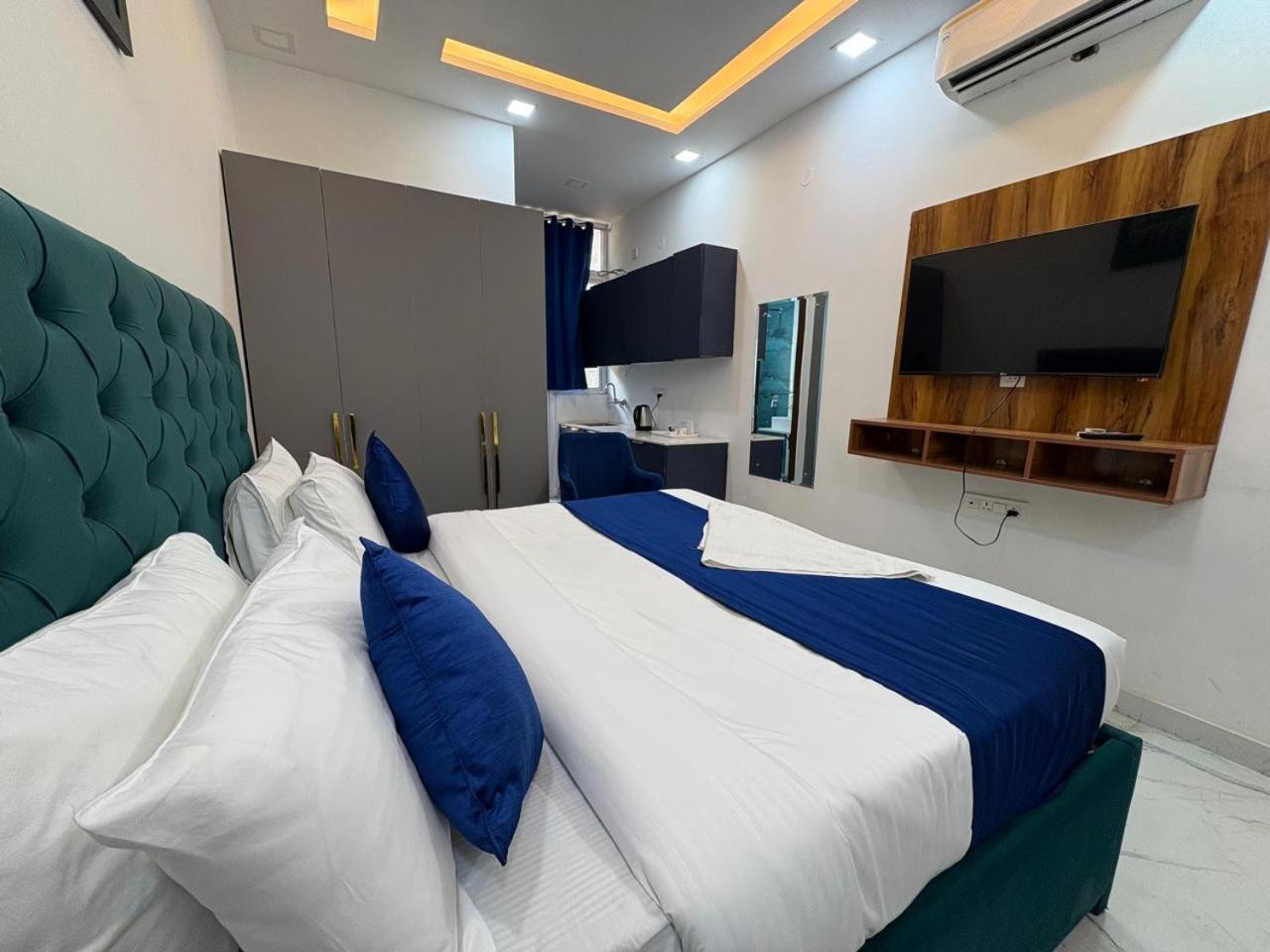 Pacific Inn Eco Central Gurgaon Bagian luar foto