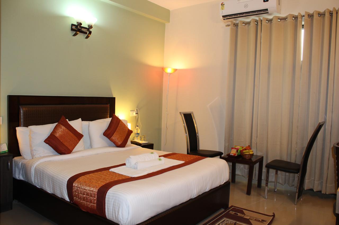 Pacific Inn Eco Central Gurgaon Bagian luar foto