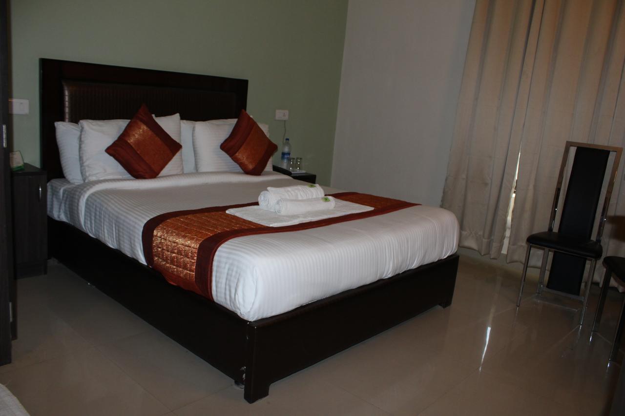 Pacific Inn Eco Central Gurgaon Bagian luar foto