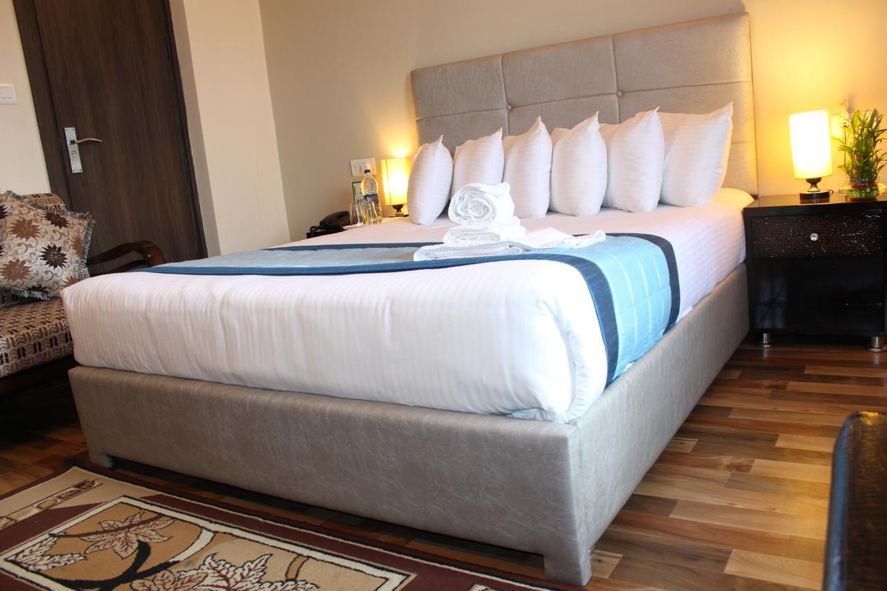 Pacific Inn Eco Central Gurgaon Bagian luar foto