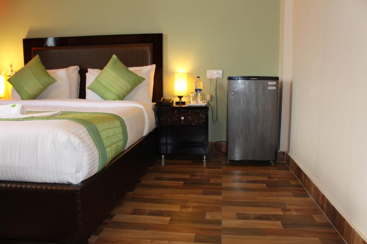 Pacific Inn Eco Central Gurgaon Bagian luar foto