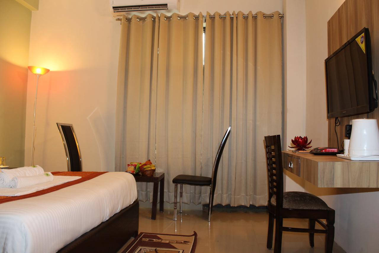 Pacific Inn Eco Central Gurgaon Bagian luar foto