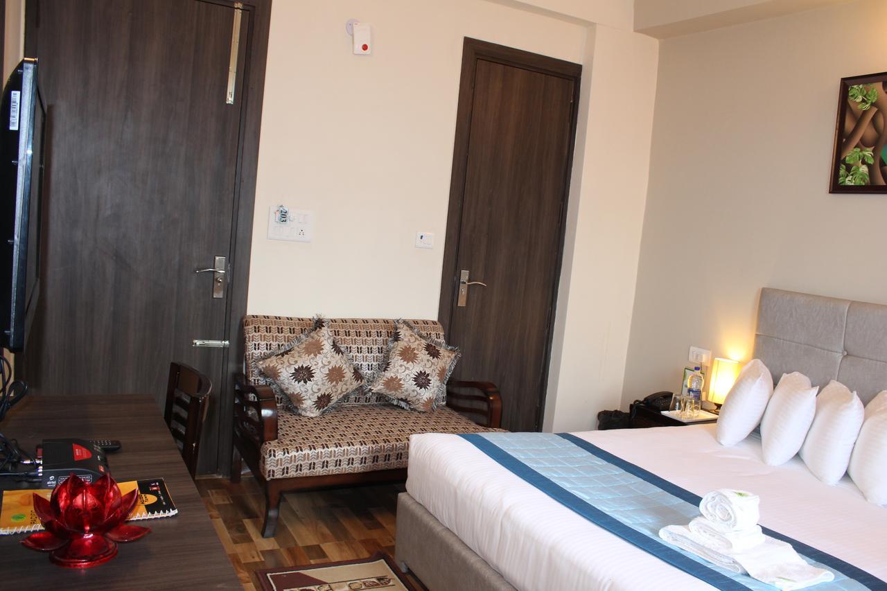 Pacific Inn Eco Central Gurgaon Bagian luar foto
