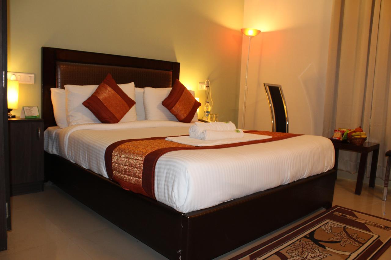 Pacific Inn Eco Central Gurgaon Bagian luar foto