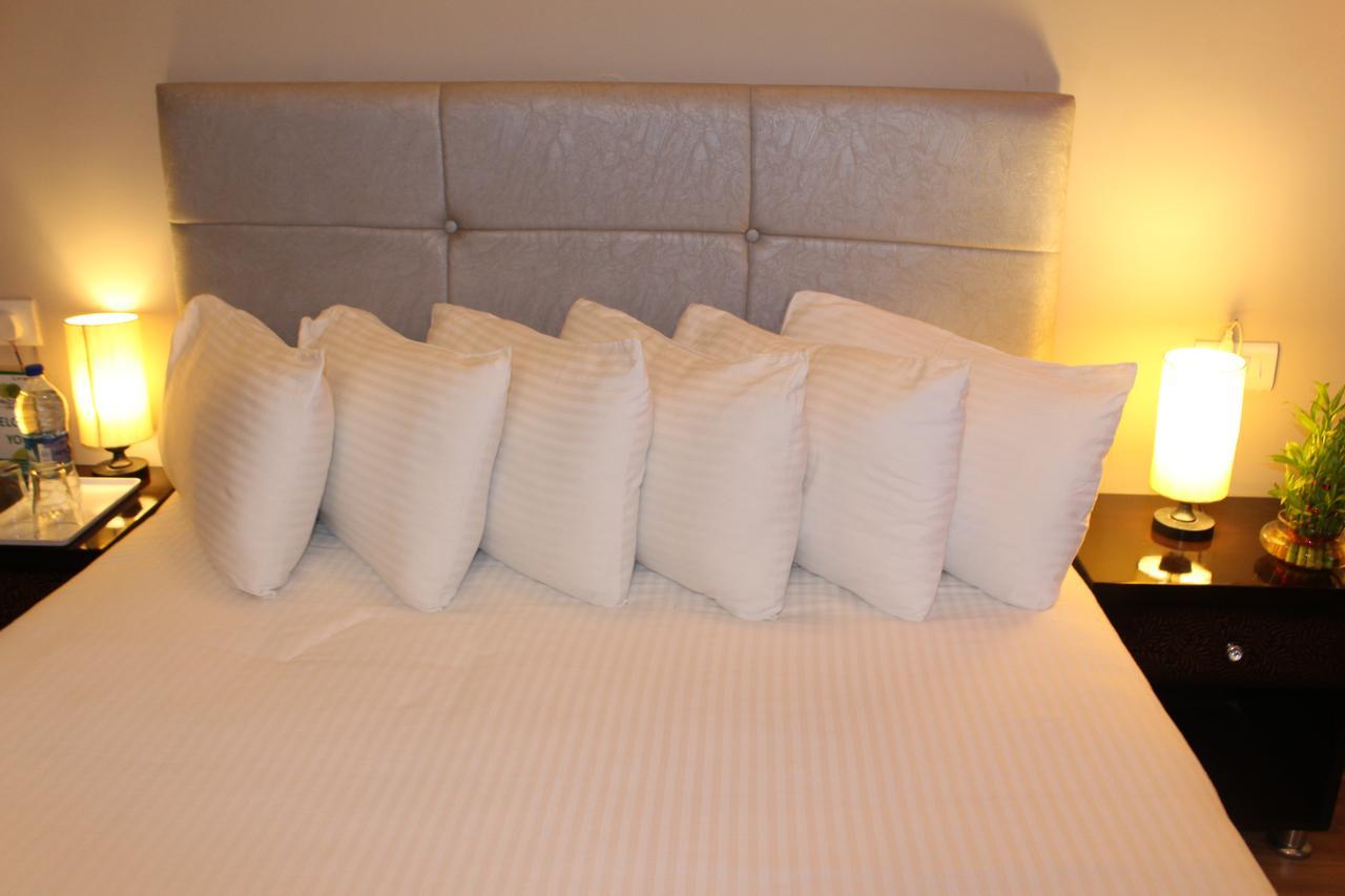 Pacific Inn Eco Central Gurgaon Bagian luar foto