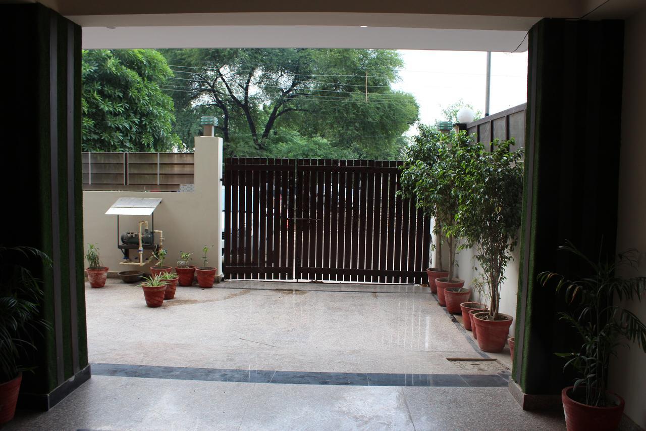 Pacific Inn Eco Central Gurgaon Bagian luar foto