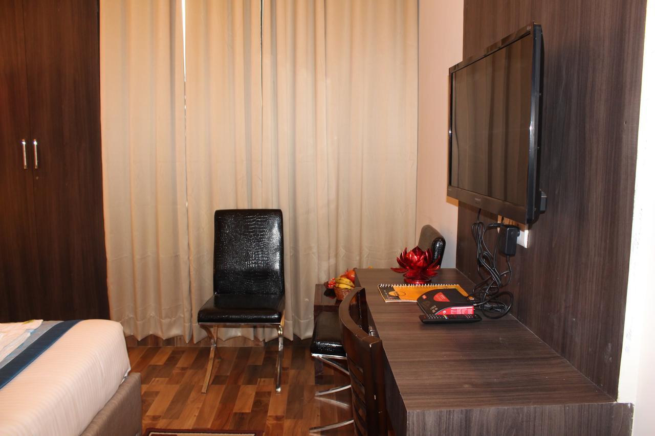 Pacific Inn Eco Central Gurgaon Bagian luar foto