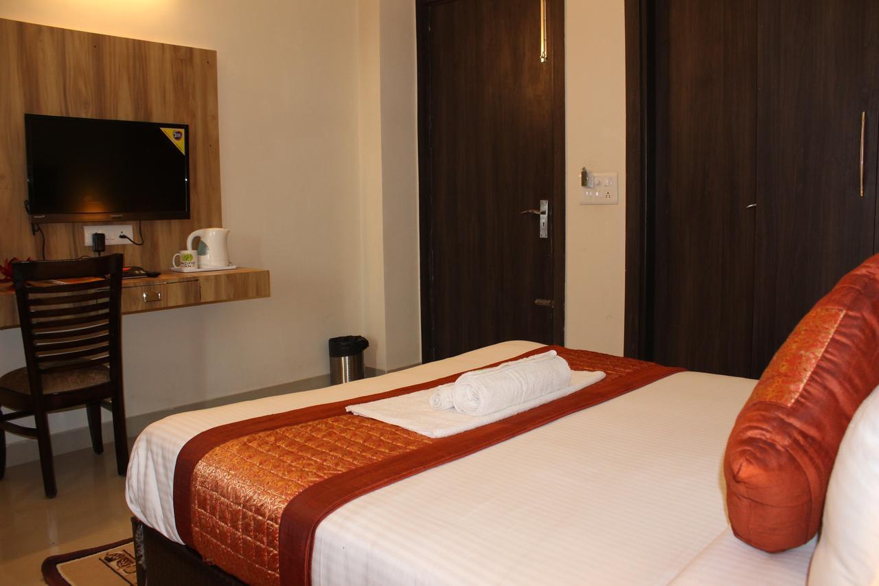 Pacific Inn Eco Central Gurgaon Bagian luar foto